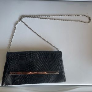 Clutch purse with chainlink
